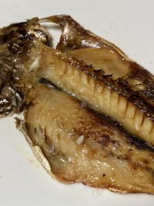 鉄のフライパンにアルミホイルを敷いて 焼き魚を焼いてみた 魚焼きグリルがなくても焼き魚が食べられますね 自然栽培農家 ビリーズマーケットのブログ